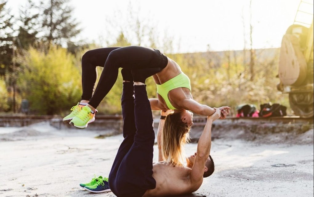 5 Recommended couple yoga poses for beginners and experienced yogis